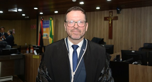 Pleno do TRE-PB aprova novo Regimento Interno_3 Foto 3: #PraTodosVerem: Na fotografia aparece um homem posando, vestindo toga preta na sala de s...