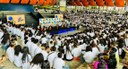 #PraTodosVerem: Na fotografia aparece um auditório lotado, onde centenas de jovens, a maioria ve...