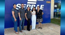 #PraTodosVerem: Na fotografia aparece um grupo de cinco pessoas, sendo um homem e quatro mulhere...