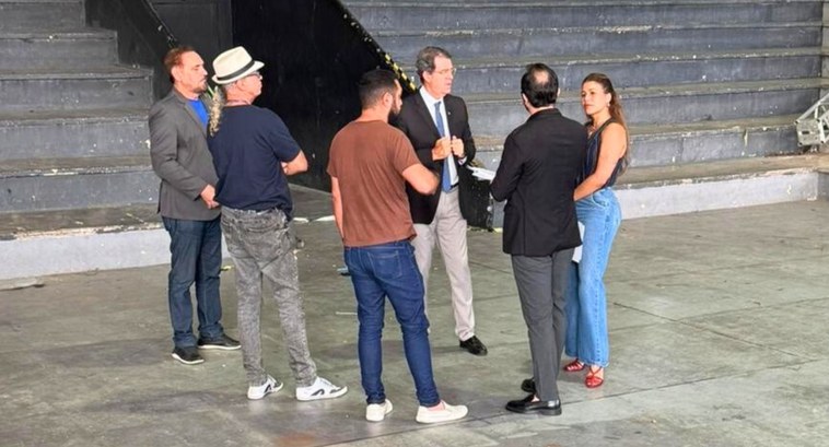 PoliTEENzando: TRE-PB visita Teatro de Arena no Espaço Cultural #PraTodosVerem: Na fotografia aparecem seis homens e uma mulher; eles estão de pé, conversando n...