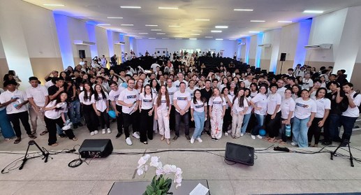 #PraTodosVerem: Na fotografia aparece um grande grupo de jovens e alguns adultos, todos vestindo...