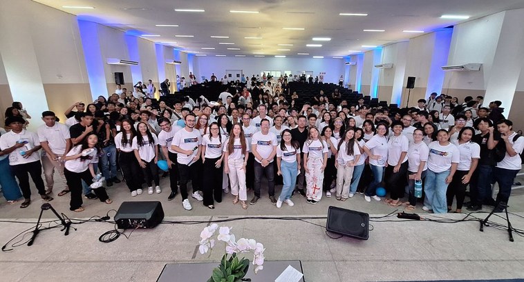 #PraTodosVerem: Na fotografia aparece um grande grupo de jovens e alguns adultos, todos vestindo...