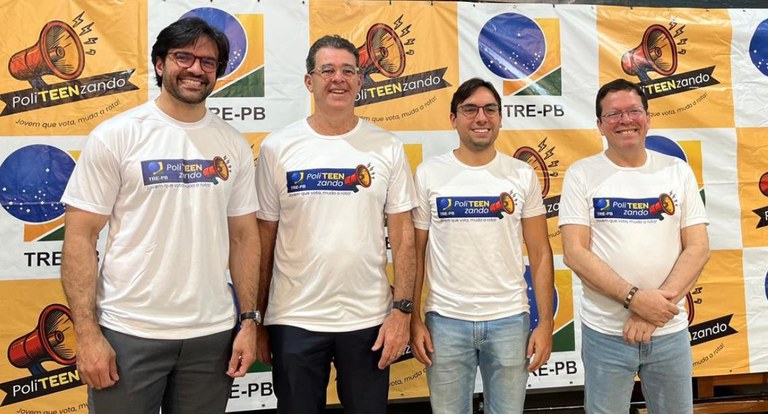 Foto 1: #PraTodosVerem: Na fotografia aparece um grupo de quatro homens, sorrindo e em pé, lado ...