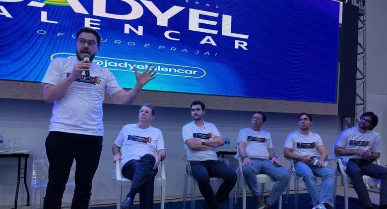 Foto 2: #PraTodosVerem: Na fotografia aparece um painel de debate com cinco homens sentados no p...