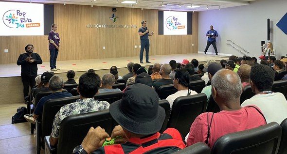 popruajud_abertura Foto_abertura: #PraTodosVerem: Na fotografia aparece uma ampla plateia sentada em um auditório, ...