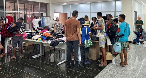 popruajud_bazar Foto_bazar_#PraTodosVerem: Na fotografia aparece o interior de um prédio onde ocorre um bazar de...