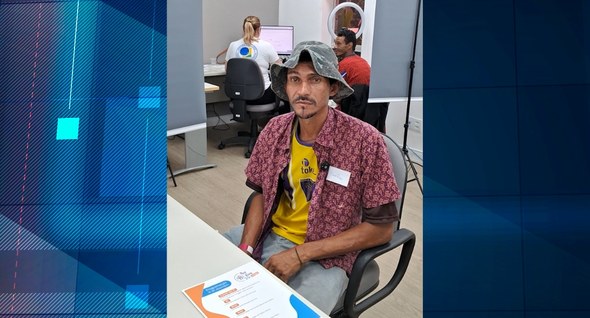 popruajud_camilo_ribeiro Foto_camilo_ribeiro: #PraTodosVerem: Na fotografia aparece um homem com chapéu de pescador e cam...