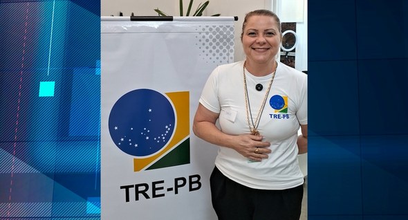 popruajud_cibele_sousa Foto_cibele_sousa: #PraTodosVerem: Na fotografia aparece uma mulher sorrindo em frente a um bann...