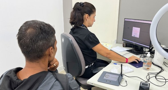 popruajud_je Foto_je: #PraTodosVerem: Na fotografia aparece uma servidora, sentada de costas para a câmera, t...