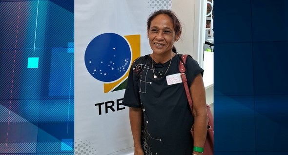 popruajud_luciana_oliveira Foto_luciana_oliveira: #PraTodosVerem: Na fotografia aparece uma mulher sorrindo em frente a um ...