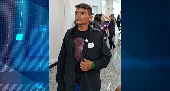 popruajud_luciano_felix Foto_luciano_felix: #PraTodosVerem: Na fotografia aparece um homem com camisa preta. Ele está em...