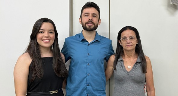 Foto 1: #PraTodosVerem: Na fotografia aparece um homem de camisa social azul no centro, ladeado ...