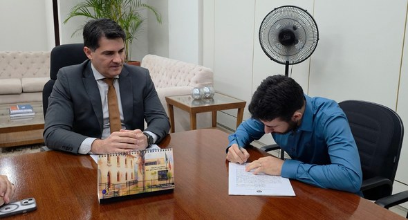 Foto 3: #PraTodosVerem: Na fotografia aparece um grupo de pessoas sentadas em torno de uma mesa ...