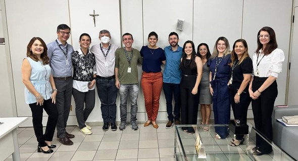 Foto 4: #PraTodosVerem: Na fotografia aparece um grupo de pessoas posando lado a lado em uma sal...