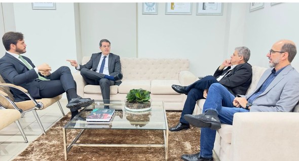 #PraTodosVerem: Na fotografia, aparecem quatro homens sentados conversando em reunião