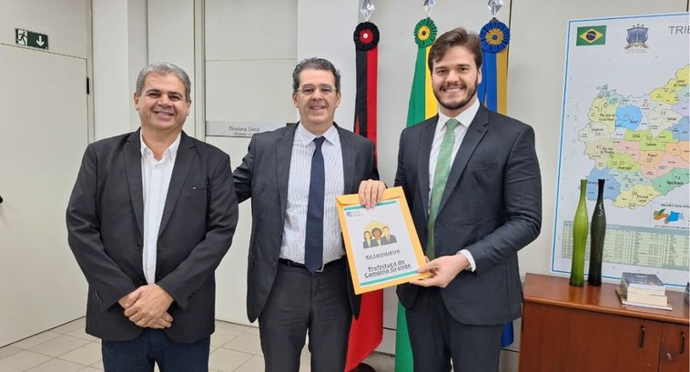Prefeito de Campina Grande assina protocolo de intenções com TRE-PB #PraTodosVerem: Na fotografia, aparecem o presidente do TRE-PB ladeado do prefeito e vice-prefei...