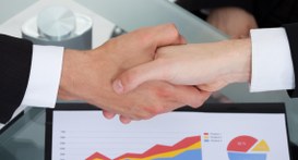 #PraTodosVerem: Na fotografia aparece um close-up de duas pessoas em trajes sociais escuros aper...