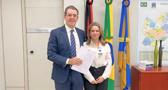 Prefeitura do Conde implanta lei de valorização dos servidores requisitados pelo TRE-PB #PraTodosVerem: Na fotografia aparece o presidente do TRE-PB e a prefeita do Conde segurança um ...