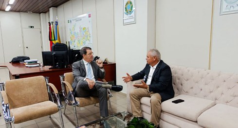 #ParaTodosVerem: Na ilustração aparece duas foto montagens. À esquerda aparece três homens em fr...