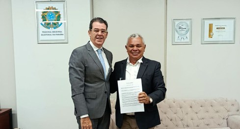 #ParaTodosVerem: Na ilustração aparece duas foto montagens. À esquerda aparece três homens em fr...