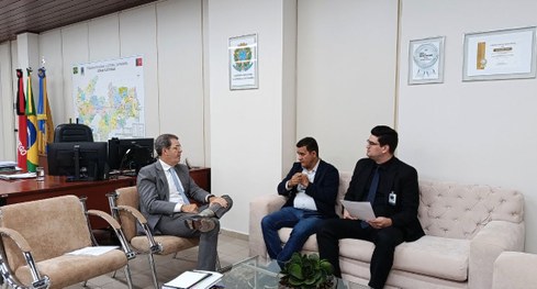 #ParaTodosVerem: Na ilustração aparece duas foto montagens. À esquerda aparece três homens em fr...
