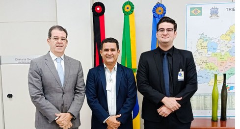#ParaTodosVerem: Na ilustração aparece duas foto montagens. À esquerda aparece três homens em fr...
