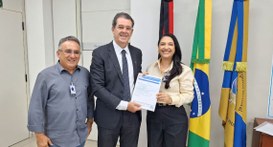 #PraTodosVerem: Na fotografia aparecem três pessoas posando numa sala, tendo o presidente do TRE...