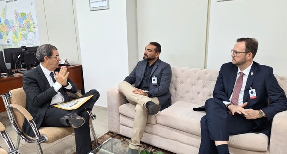 Prefeituras de Malta e Ingá aderem a proposta que valoriza requisitados #PraTodosVerem: Na fotografia aparece três pessoas sentadas em sofás numa sala conversando, send...