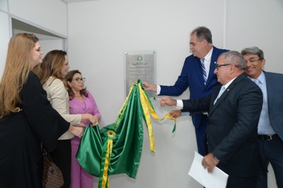 #PraTodosVerem: Na fotografia aparecem autoridades descerrando a placa inaugural na entrega da S...