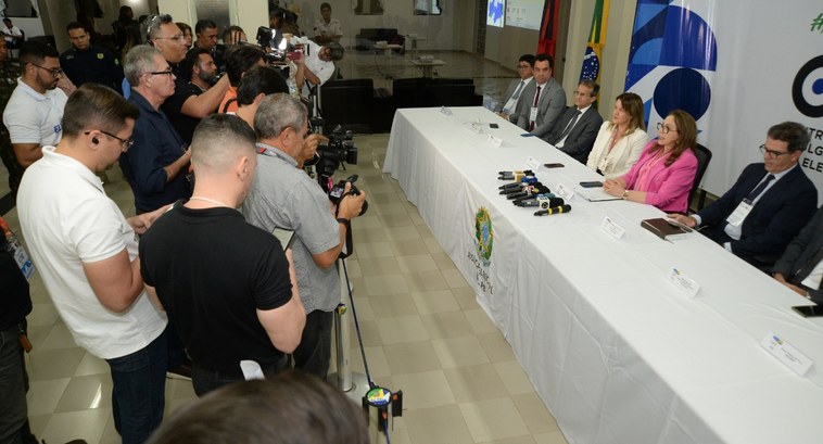 Presidente do TRE-PB destaca sucesso da Eleição 2024 na Paraíba #PraTodosVerem: na foto aparecem pessoas na coletiva de imprensa concedida pela presidente do TR...