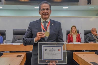 #PraTodosVerem: Na fotografia aparece um homem segurando um diploma.