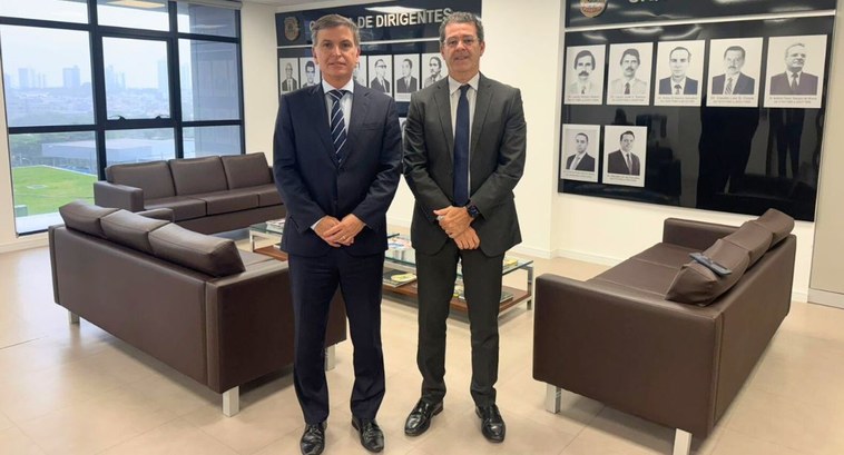 Presidente do TRE-PB faz visita ao novo superintendente da PF na PB #PraTodosVerem: Na fotografia aparecem dois homens em pé posando numa sala tendo ao redor sofás ...