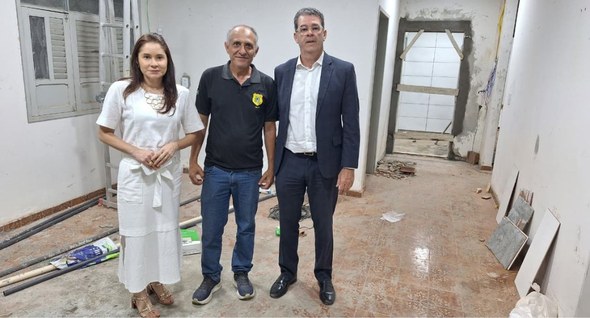 #PraTodosVerem: Na fotografia aparece um homem de terno escuro e uma mulher de vestido branco, e...