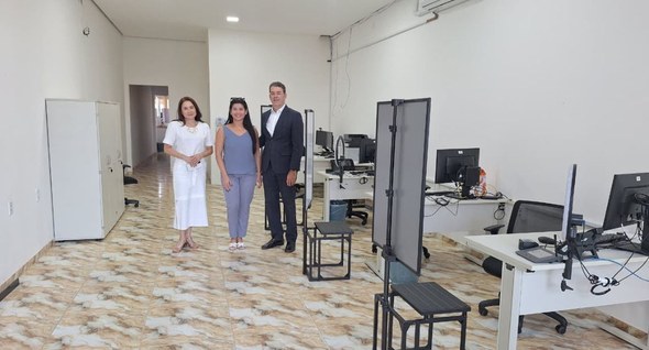 Foto 3: #PraTodosVerem: Na fotografia aparece um escritório amplo, com piso de cerâmica, onde um...