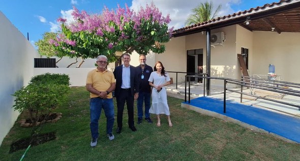 Foto 2: #PraTodosVerem: Na fotografia aparece um grupo de quatro pessoas, em pé, posando para a ...