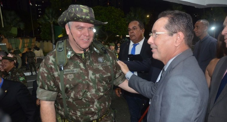 #PraTodosVerem: Na fotografia aparece o General de Brigada, Guilherme Langaro Bernardes sendo cu...