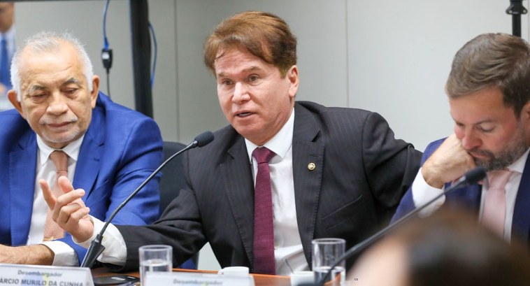 Presidente do TRE-PB participa de reunião do TSE sobre eleições 2026 #PraTodosVerem: Na fotografia aparece o presidente do TRE-PB falando durante a reunião com os de...