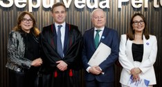 #PraTodosVerem: Na fotografia aparecem quatro pessoas, posando, sendo duas mulheres nas extremid...