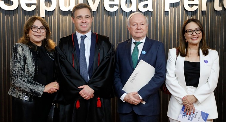 #PraTodosVerem: Na fotografia aparecem quatro pessoas, posando, sendo duas mulheres nas extremid...