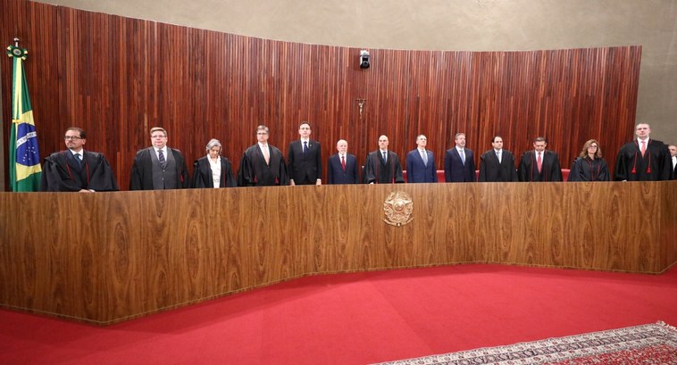 Presidente do TRE-PB prestigia posse da ministra Carmem Lúcia no TSE #PraTodosVerem: Na fotografia aparecem pessoas em pé, compondo uma mesa de honra, no plenário do...