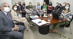 #ParaTodosVerem: Pessoas sentadas em volta a uma mesa de reunião, a maioria delas são mulheres.
