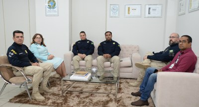 #PraTodosVerem: Na fotografia aparecem 5 homens, sentados, e uma mulher, sentada, em poltronas e...