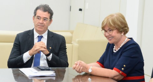 #PraTodosVerem: Um homem e uma mulher  conversam sorrindo durante a reunião, sentados lado a lad...