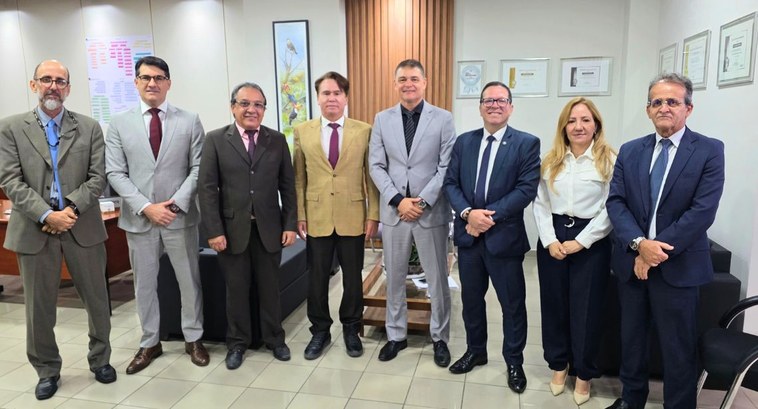 #PraTodosVerem: Na fotografia aparece oito pessoas posando em pé para uma foto, tendo ao centro ...