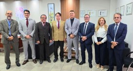 #PraTodosVerem: Na fotografia aparece oito pessoas posando em pé para uma foto, tendo ao centro ...