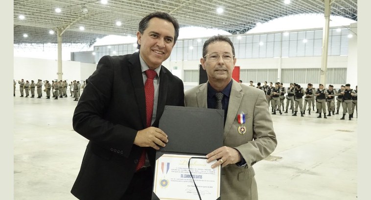 Presidente do TRE-PB recebe honraria em solenidade da PMPB #PraTodosVerem: Na fotografia aparece o presidente do TRE-PB e o secretário de Estado da Seguran...