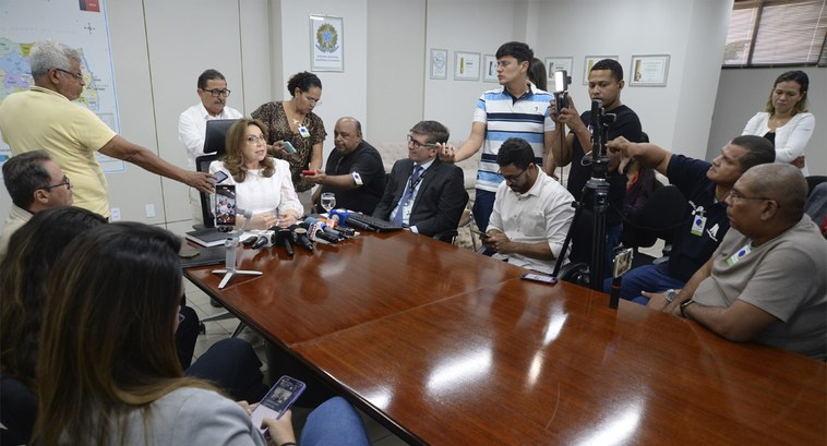 Presidente do TRE-PB recebe jornalistas em Coletiva de Imprensa #PraTodosVerem: Na fotografia aparecem pessoas sentadas em volta de uma mesa, e outras em pé, co...