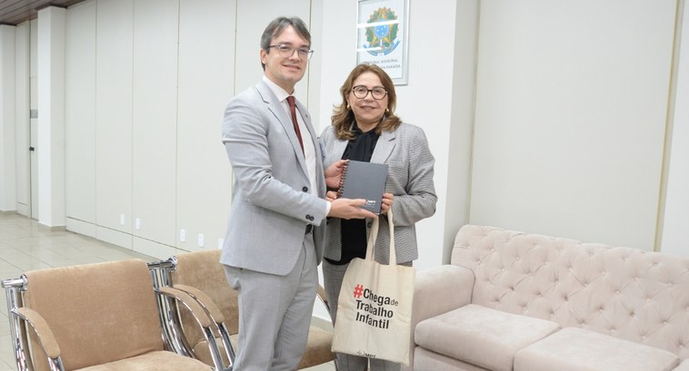 #PraTodosVerem: Na fotografia aparece duas autoridades em audiência no Gabinete da Presidência d...
