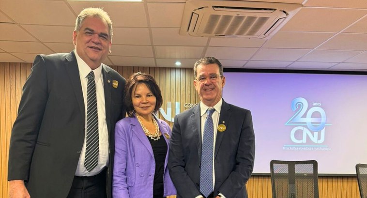 Presidente do TRE-PB ressalta papel do CNJ em seus 20 anos #PraTodosVerem: Na fotografia aparecem dois homens e uma mulher ao centro tendo o plenário do CN...