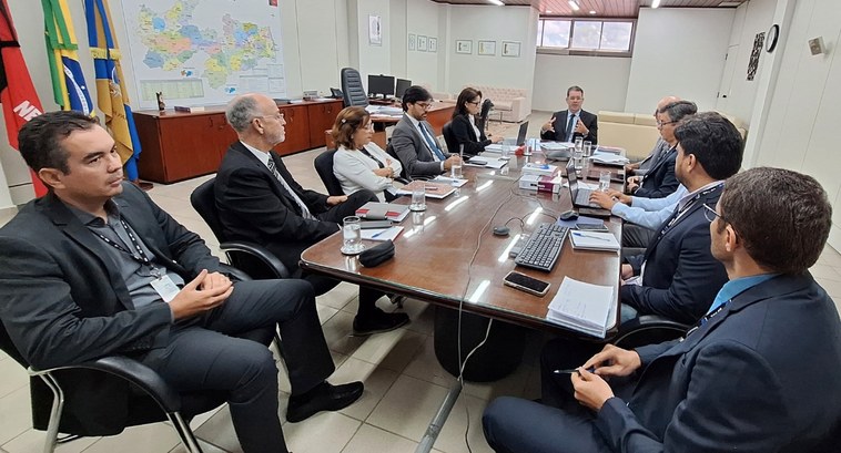 Presidente do TRE-PB reúne secretários para alinhar ações e metas #PraTodosVerem: Na fotografia aparecem pessoas, sentadas em cadeiras, em volta de uma mesa retan...